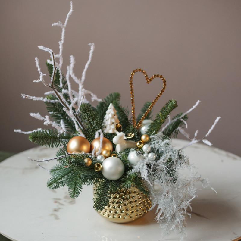 Композиция в золотом кашпо с бело-золотым декором