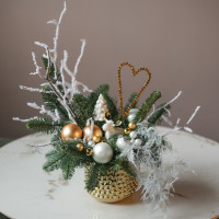 Композиция в золотом кашпо с бело-золотым декором