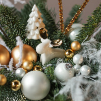 Композиция в золотом кашпо с бело-золотым декором