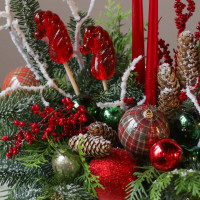 Композиция с красными лошадками-леденцами и высокими свечами