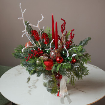 Композиция с красными лошадками-леденцами и высокими свечами