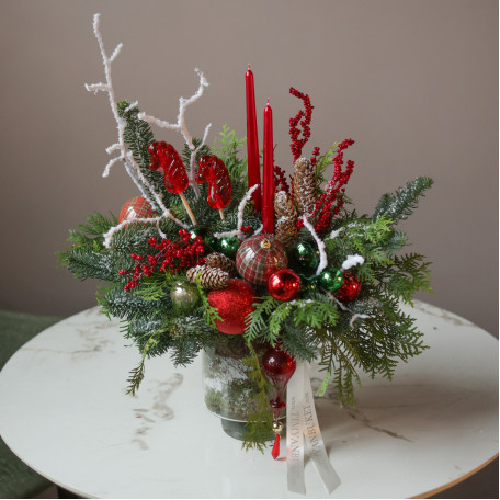 Композиция с красными лошадками-леденцами и высокими свечами