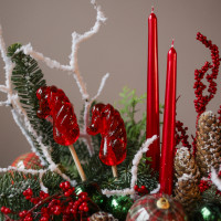 Композиция с красными лошадками-леденцами и высокими свечами