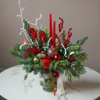 Композиция с красными лошадками-леденцами и высокими свечами