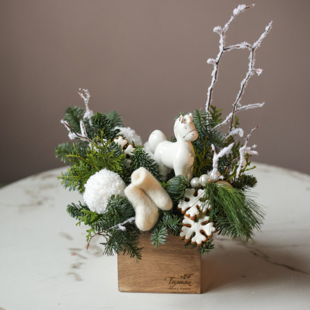 Композиция с керамической лошадками и мини-валенками в ящичке