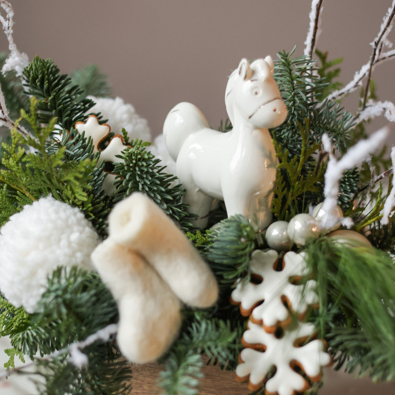 Композиция с керамической лошадками и мини-валенками в ящичке