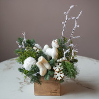 Композиция с керамической лошадками и мини-валенками в ящичке