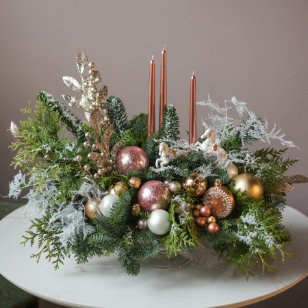 Композиция с пудровым декором, высокими свечами и лошадками