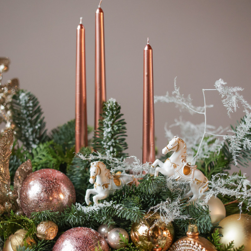 Композиция с пудровым декором, высокими свечами и лошадками