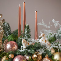 Композиция с пудровым декором, высокими свечами и лошадками