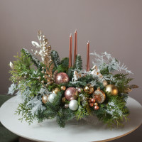 Композиция с пудровым декором, высокими свечами и лошадками