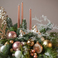 Композиция с пудровым декором, высокими свечами и лошадками