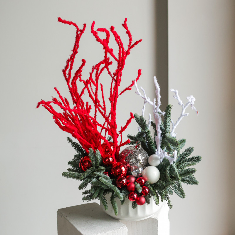 Композиция в кашпо с красными декоративными ветками и шариками