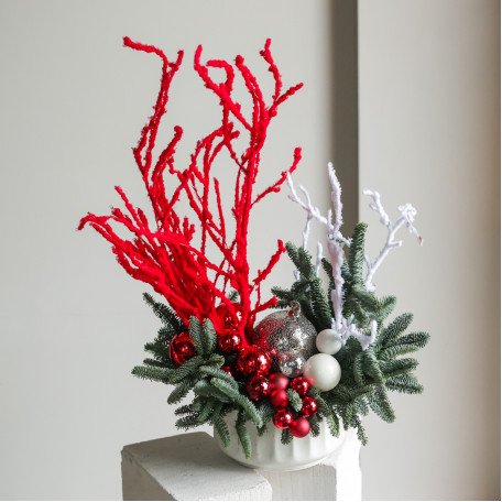 Композиция в кашпо с красными декоративными ветками и шариками