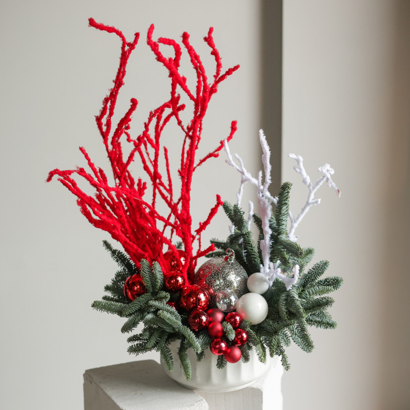 Композиция в кашпо с красными декоративными ветками и шариками