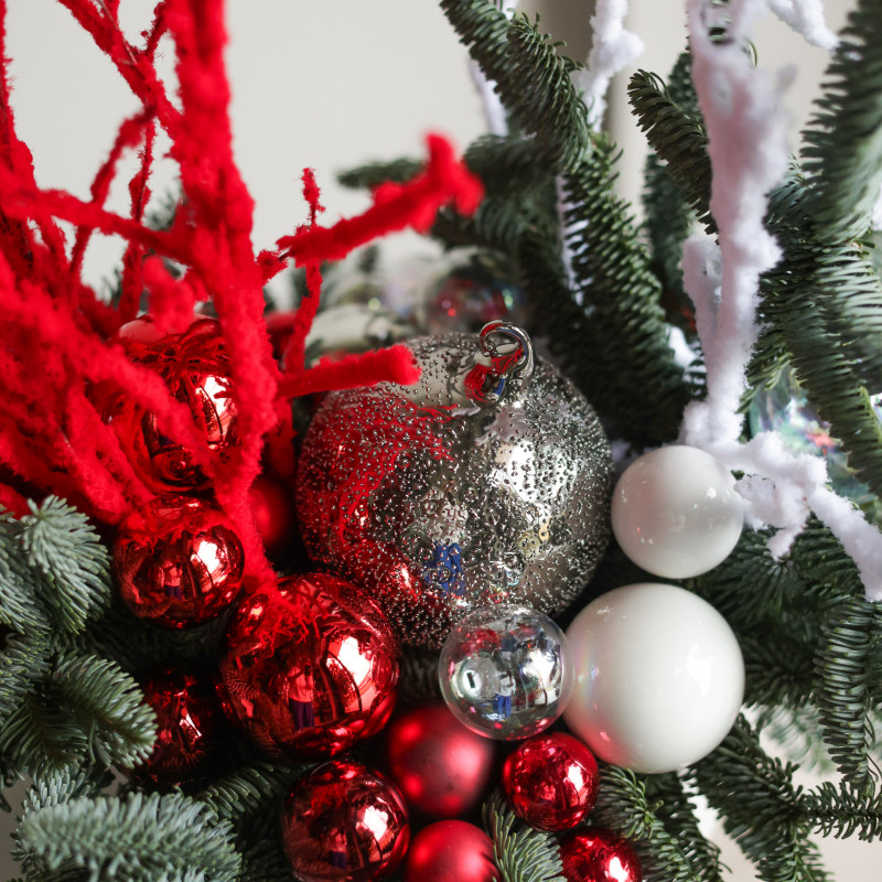 Композиция в кашпо с красными декоративными ветками и шариками