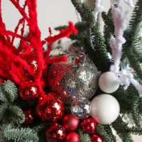 Композиция в кашпо с красными декоративными ветками и шариками