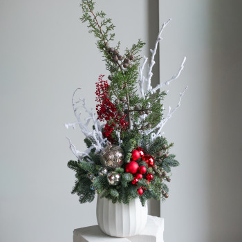 Композиция высокая с декоративными ветками и красными и серебряными шариками