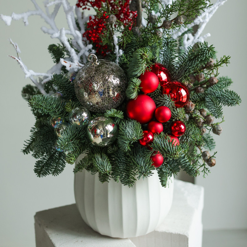 Композиция высокая с декоративными ветками и красными и серебряными шариками