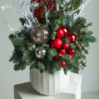 Композиция высокая с декоративными ветками и красными и серебряными шариками