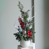 Композиция высокая с декоративными ветками и красными и серебряными шариками