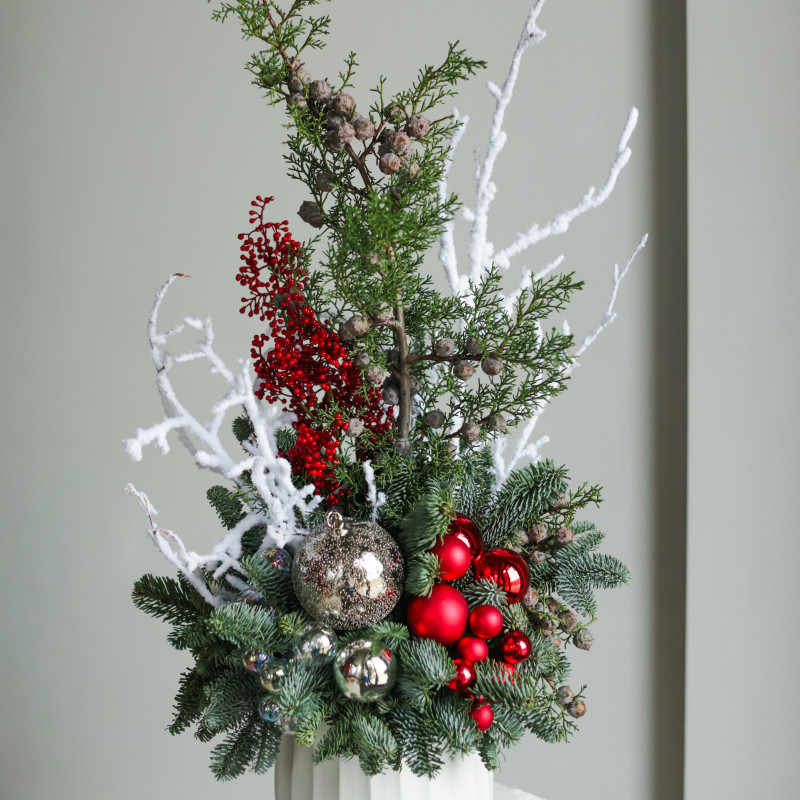 Композиция высокая с декоративными ветками и красными и серебряными шариками