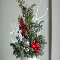 Композиция высокая с декоративными ветками и красными и серебряными шариками