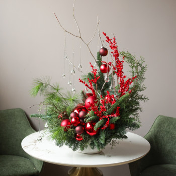Новогодняя композиция с красным декором, ягодками и стеклянными каплями на декоративных ветках