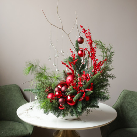 Новогодняя композиция с красным декором, ягодками и стеклянными каплями на декоративных ветках