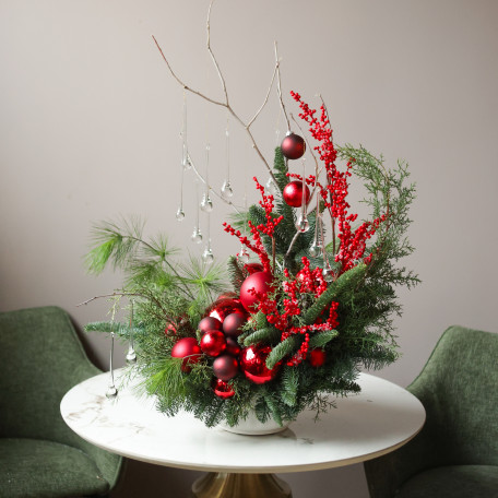 Новогодняя композиция с красным декором, ягодками и стеклянными каплями на декоративных ветках