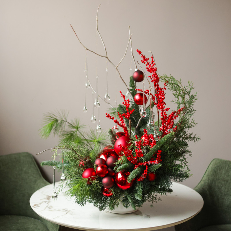 Новогодняя композиция с красным декором, ягодками и стеклянными каплями на декоративных ветках