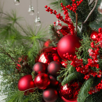 Новогодняя композиция с красным декором, ягодками и стеклянными каплями на декоративных ветках