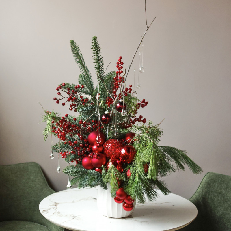 Новогодняя композиция с красным декором, ягодками и стеклянными каплями на декоративных ветках