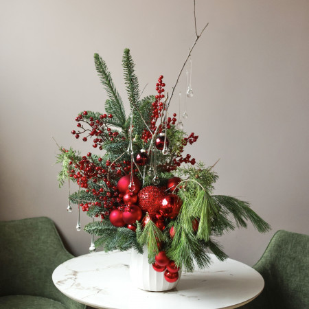 Новогодняя композиция с красным декором, ягодками и стеклянными каплями на декоративных ветках