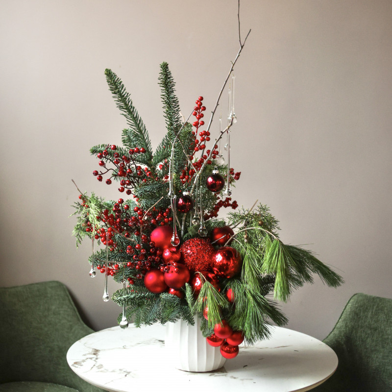 Новогодняя композиция с красным декором, ягодками и стеклянными каплями на декоративных ветках