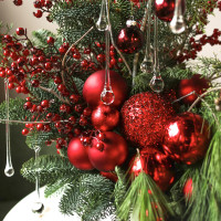 Новогодняя композиция с красным декором, ягодками и стеклянными каплями на декоративных ветках