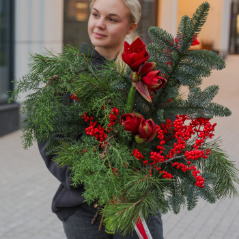Зимний букет с миксом живой хвои, илексом и амариллисами
