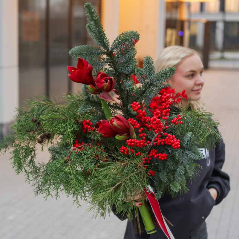 Зимний букет с миксом живой хвои, илексом и амариллисами
