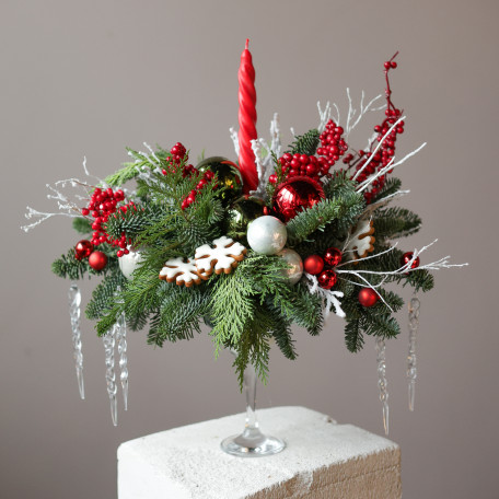 Парящая новогодняя композиция с красным декором и свечой