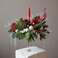 Парящая новогодняя композиция с красным декором и свечой