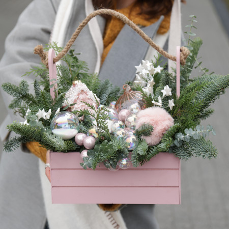 Композиция в ящичке с нежным розовым декоромжж