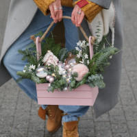 Композиция в ящичке с нежным розовым декоромжж