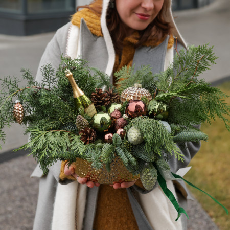 Композиция в золотом кашпо с шампанским и шишками