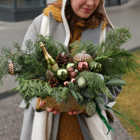 Композиция в золотом кашпо с шампанским и шишками