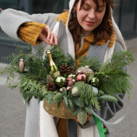 Композиция в золотом кашпо с шампанским и шишками