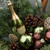 Композиция в золотом кашпо с шампанским и шишками