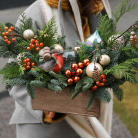 Композиция с пряно-оранжевым декором с фигуркой снегиряж