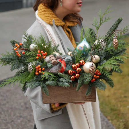 Композиция с пряно-оранжевым декором с фигуркой снегиряж