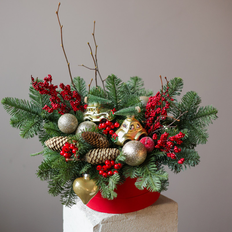 Композиция в коробке с илексом и золотыми машинками