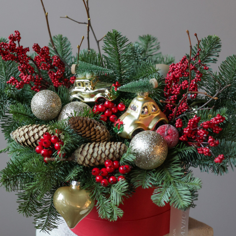 Композиция в коробке с илексом и золотыми машинками